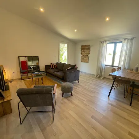 Sous Les Etoiles En Provence, Les Bambous Et Les Grands Chenes *